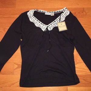 Black v-neck long sleeve shirt